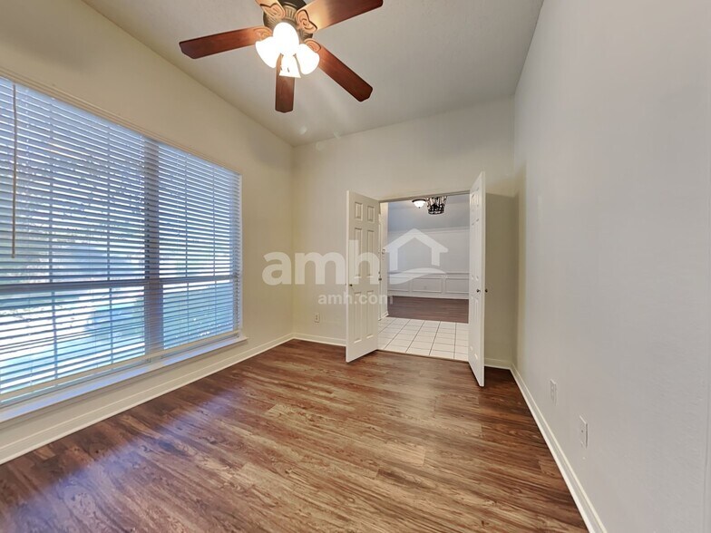 Building Photo - 532 N Parks Dr