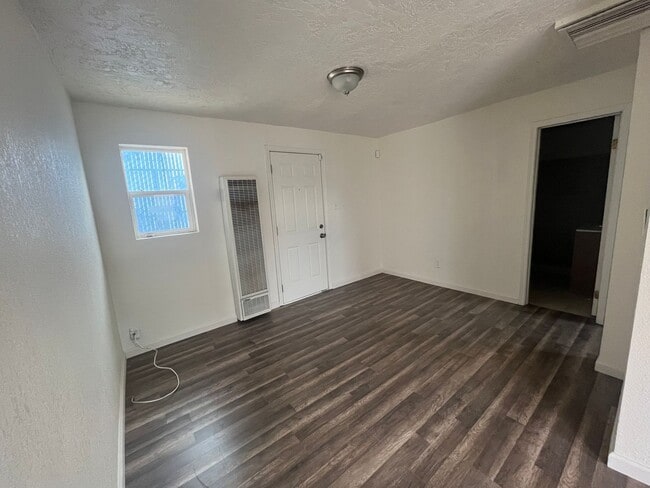 Building Photo - 686