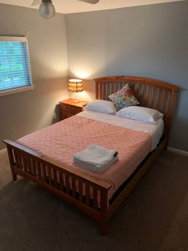 Building Photo - 2 Bedroom 1.5 bath four-plex unit - Great location!!