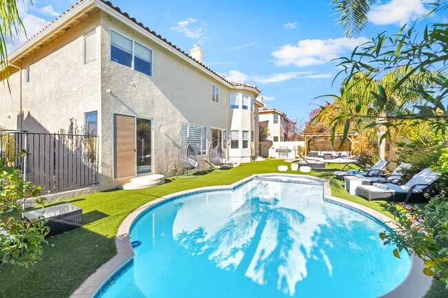 Building Photo - Luxury Living in Guard-Gated Royal Highlands!