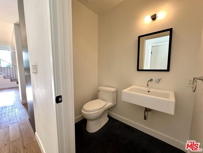 Building Photo - 833 Maltman Ave