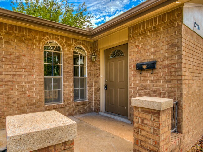 Building Photo - 1320 Frederick Dr