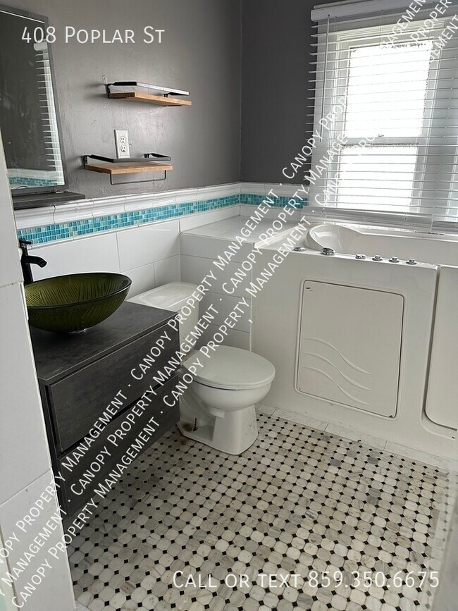 Building Photo - 408 Poplar St