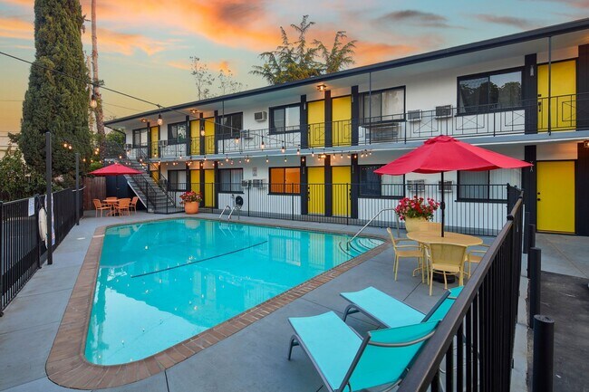 Building Photo - Newly renovated studio apartment with park...