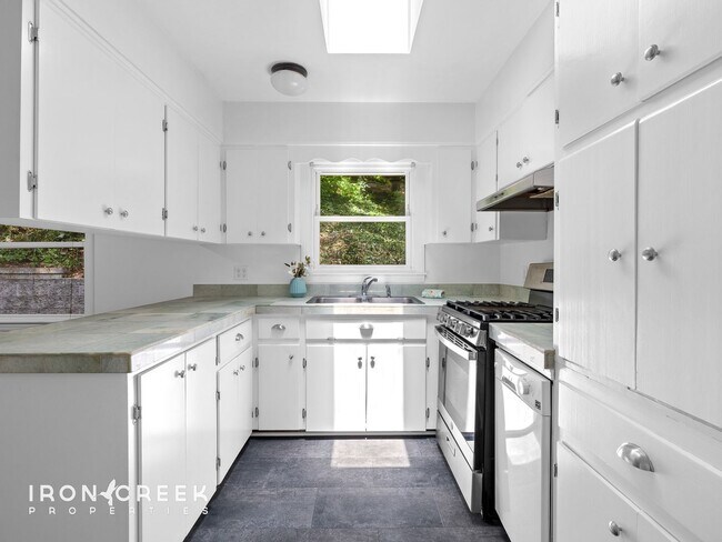 Building Photo - Mountain Retreat with Sunroom & Blue Ridge...