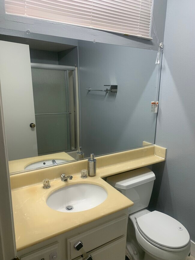 Smaller bedroom (en-suite bathroom) - 11473 Moorpark St
