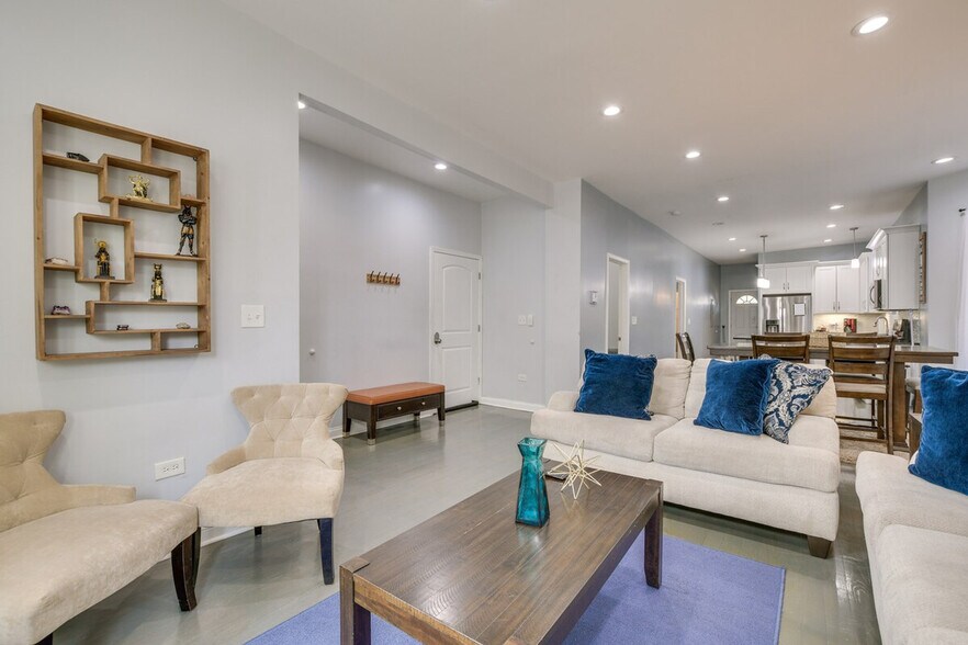 Building Photo - 4904 W Fulton St