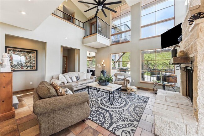 Building Photo - 13801 Lakeview Dr