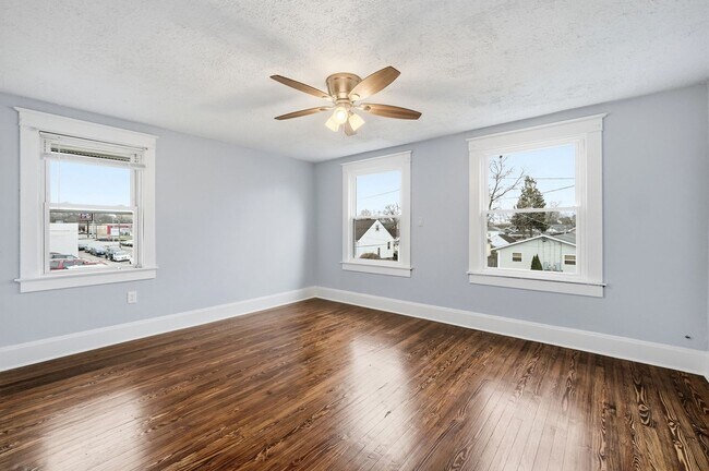 Building Photo - Three Bedroom Home in Hamilton!