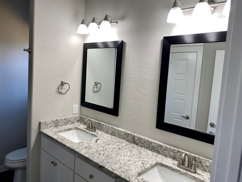 Building Photo - 3004 SW Garrison Ln