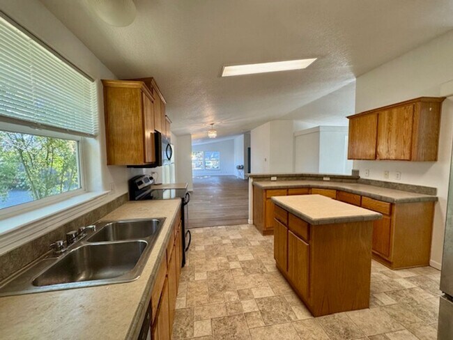Building Photo - Remodeled Home on 1/2 Acre