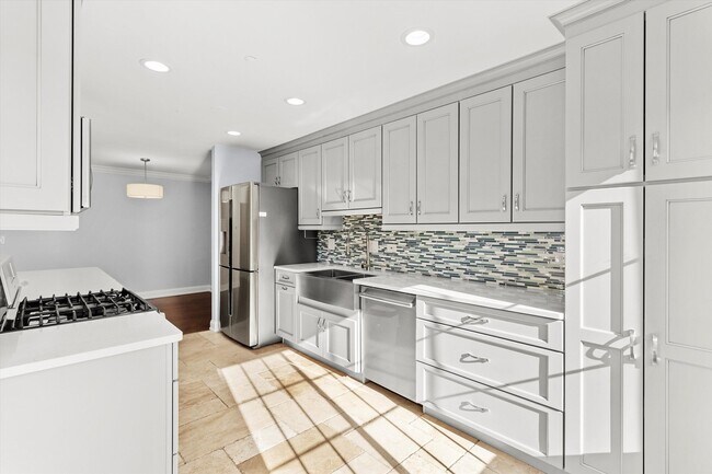 Building Photo - 1615 W Hawkes St