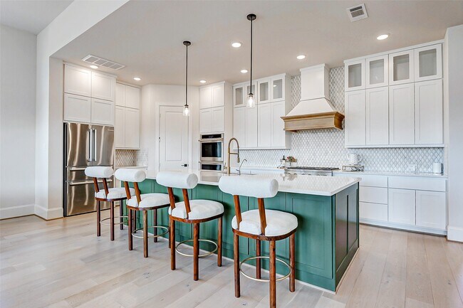 Building Photo - 7606 Redwoods Frst Dr