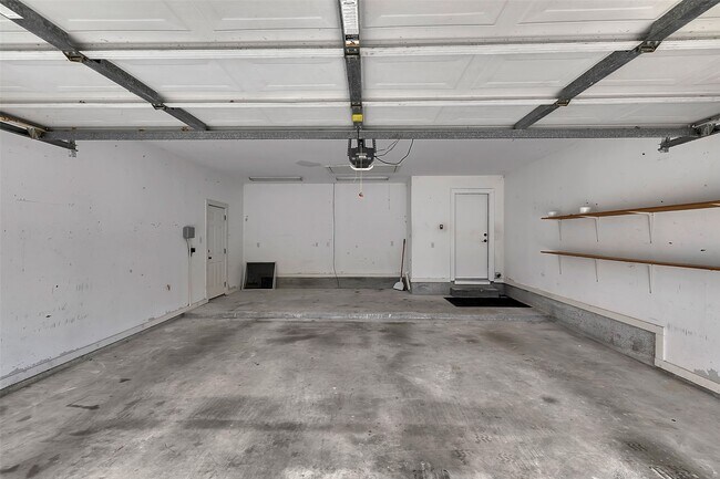 Building Photo - 3030 Hemingway Dr