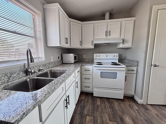 Building Photo - 421 Tulum Dr