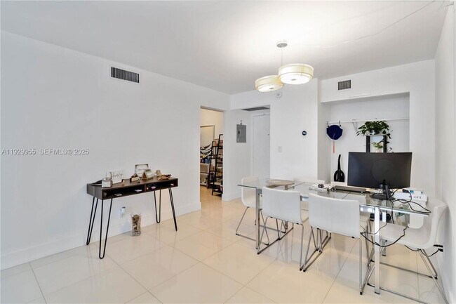 Building Photo - 2 Bayview Dr