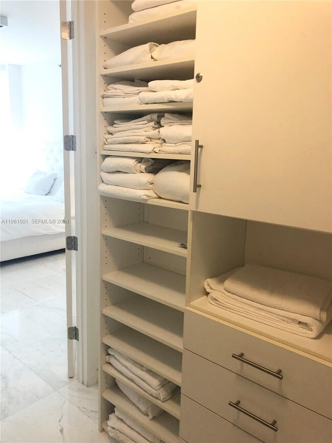 Building Photo - 15811 Collins Ave