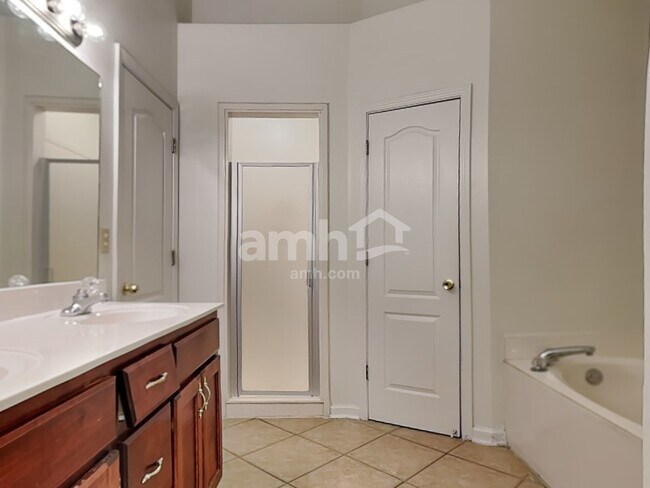 Building Photo - 5767 Lillian Bend Dr