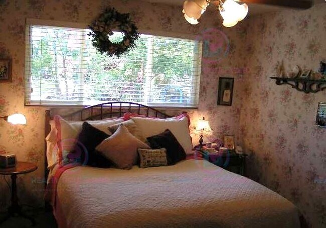 Building Photo - Spacious 6-Bedroom Home Near UNR with Backyard & Modern Kitchen