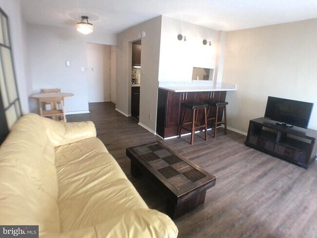 Building Photo - 118 Monroe St