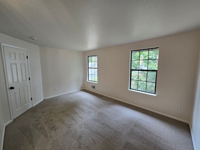 Building Photo - 2Bd/1.5Ba Kenmore Duplex
