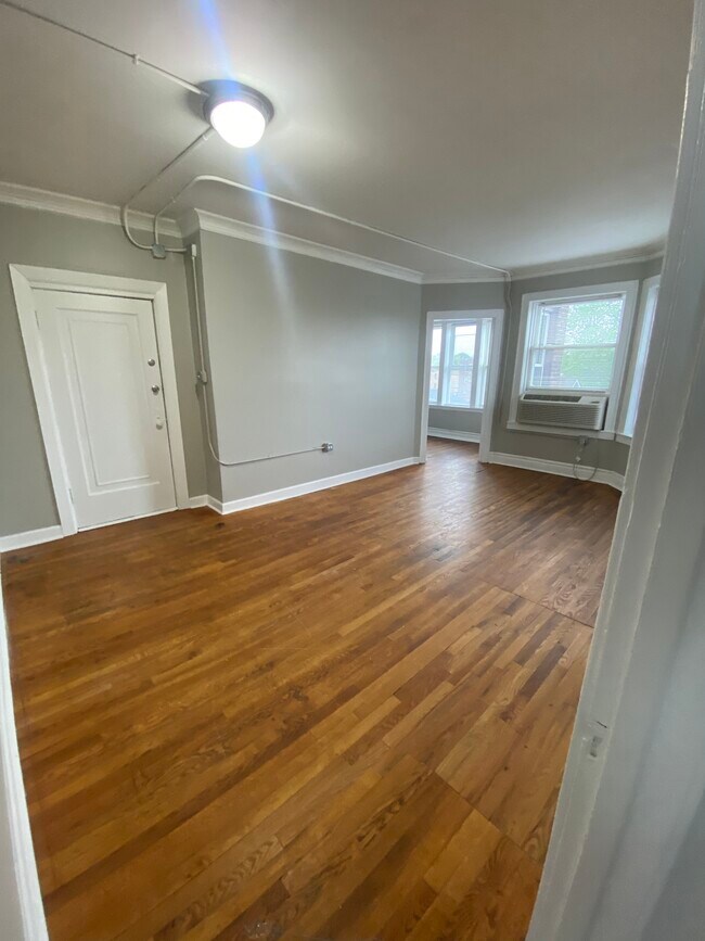 Building Photo - 5945 Hyslop Pl