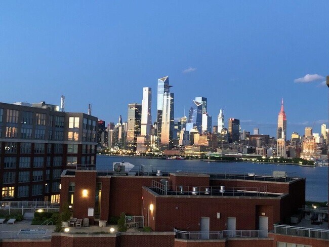 Building Photo - 1100 Maxwell Ln