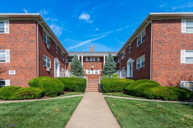 Primary Photo - 197 N Beverwyck Rd