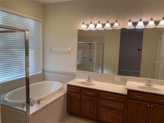 Building Photo - 10724 Banfield Dr