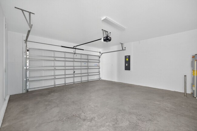 Building Photo - Brand New 6-Bed Available Now!