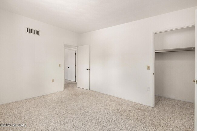 Building Photo - 16381 S Observatory Pl