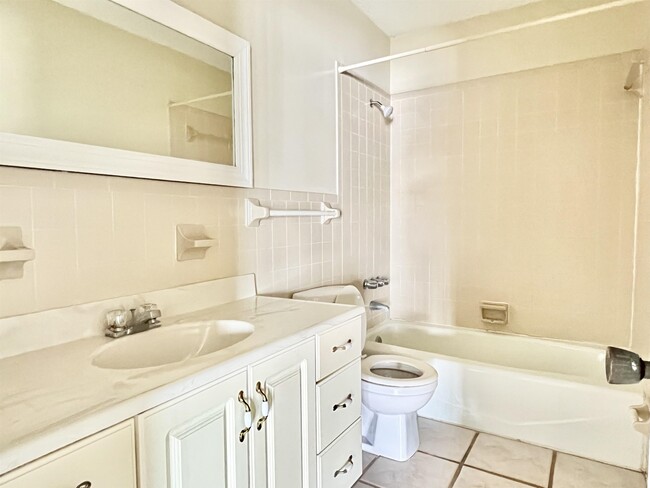 Building Photo - 13 E St