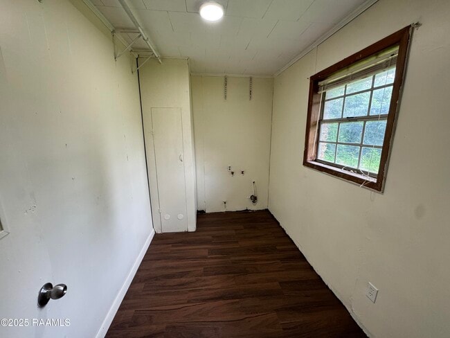 Building Photo - 105 Chag St