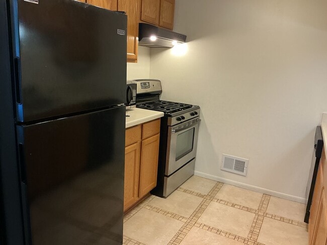 Building Photo - 2 Bedroom Upper Condo with parking