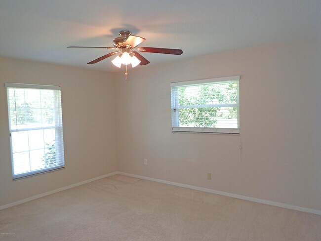 Building Photo - 525 Hidden Creek Dr