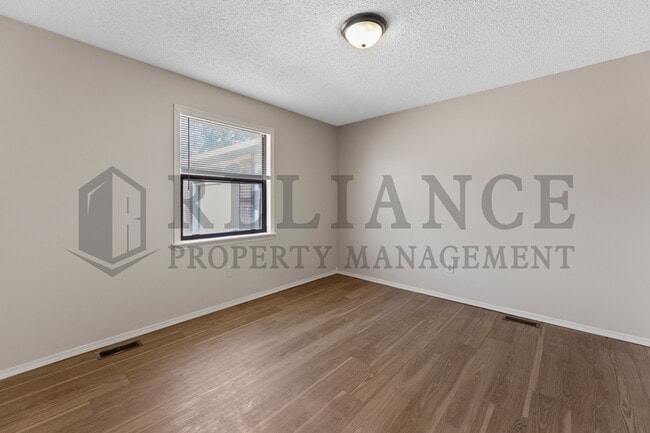 Building Photo - 306 S Twin Pines Ave