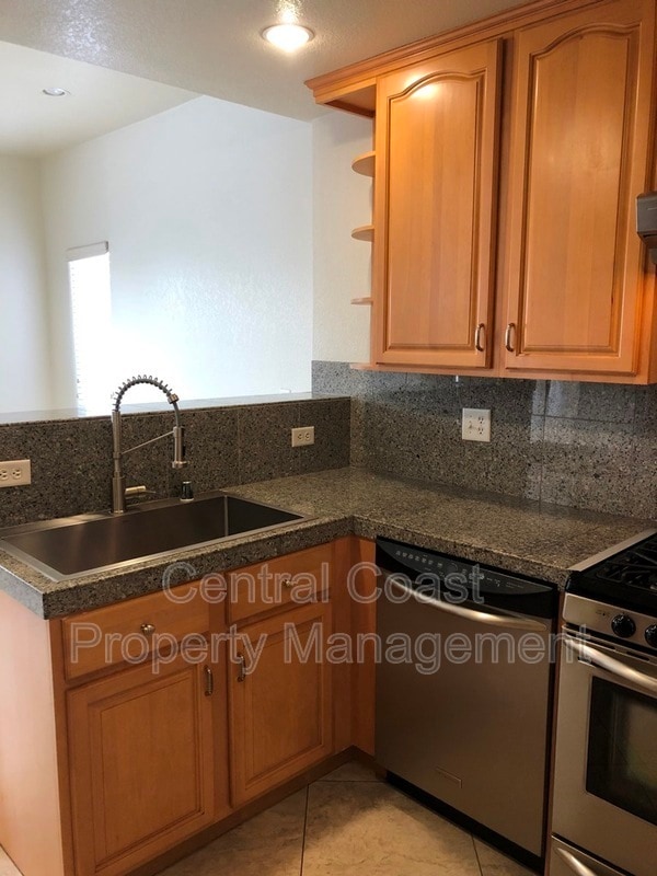 Building Photo - 10 Carmel Cir