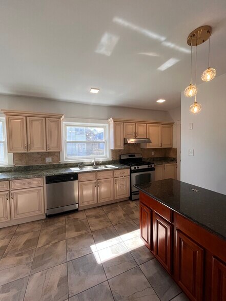 Building Photo - 121 Shore Dr