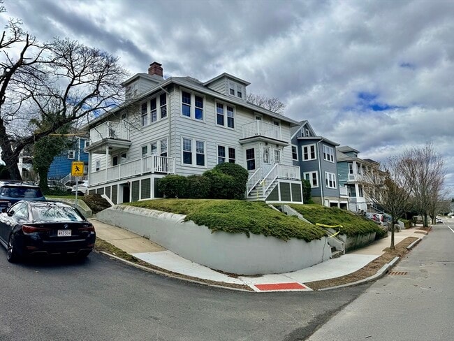 Building Photo - 740 Belmont St