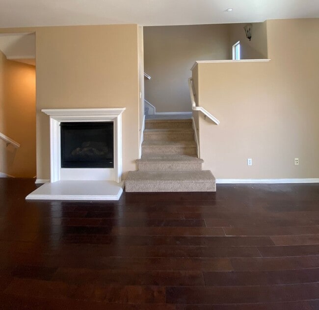 Building Photo - Victoria Gardens Three Bedroom Condo