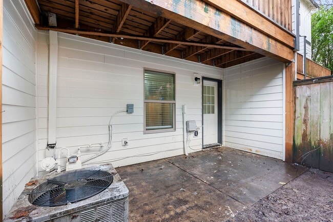 Building Photo - 3BR/2.5 Bath Townhome