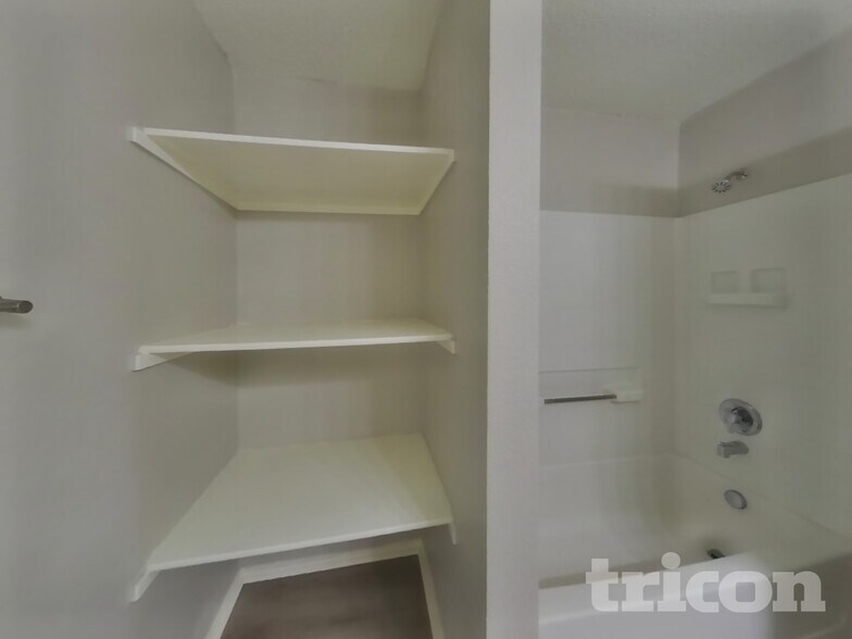 Building Photo - 421 Rowdy Dr