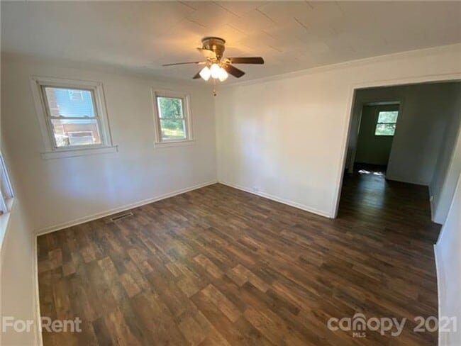 Building Photo - Belmont Bungalow  close to everything