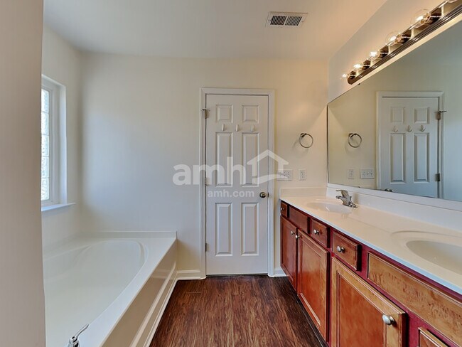 Building Photo - 816 Jennifer Lane