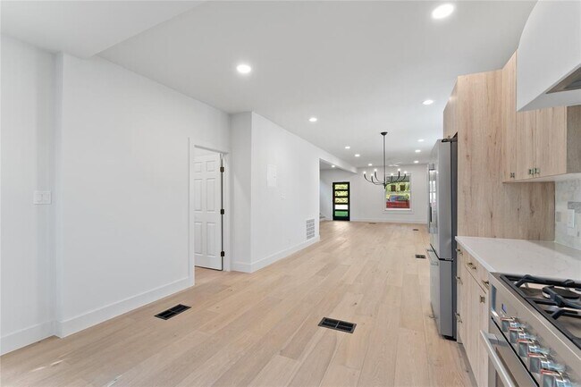 Building Photo - 3301 Duval St