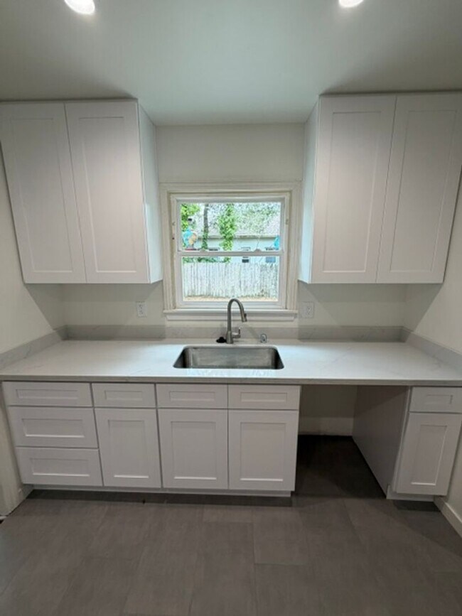 Building Photo - Charming JC Neighborhood Rental with Brand-New Kitchen & Hardwood Floors