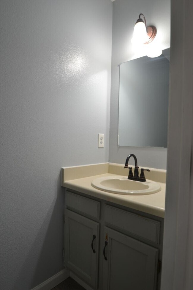 Building Photo - Available NOW, 2 bedroom townhome w/ AC - ...
