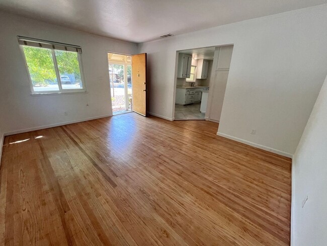 Building Photo - Fall Rental: Charming 2-bedroom, 1-bathroom duplex near UC Davis featuring central heating and ai...