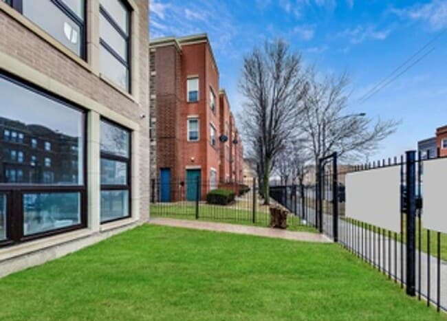 Building Photo - Luxury 3b2b condo in Bronzeville