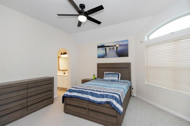 Building Photo - 1000 Bolivar Point Ln